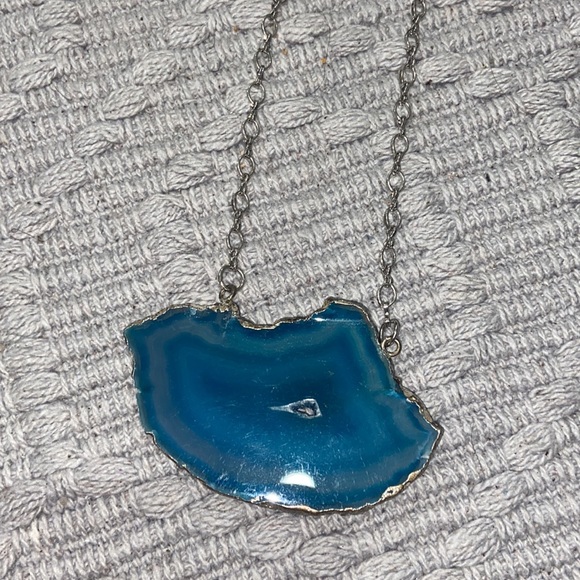 BEAUTIFUL LARGE GEMSTONE BLUE AGATE FACETED TO A SILVER CHAIN  14” NECKLACE - Picture 3 of 3